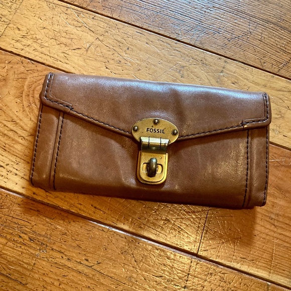 Beautiful Fossil brown leather wallet with gold clasp! - Picture 1 of 8